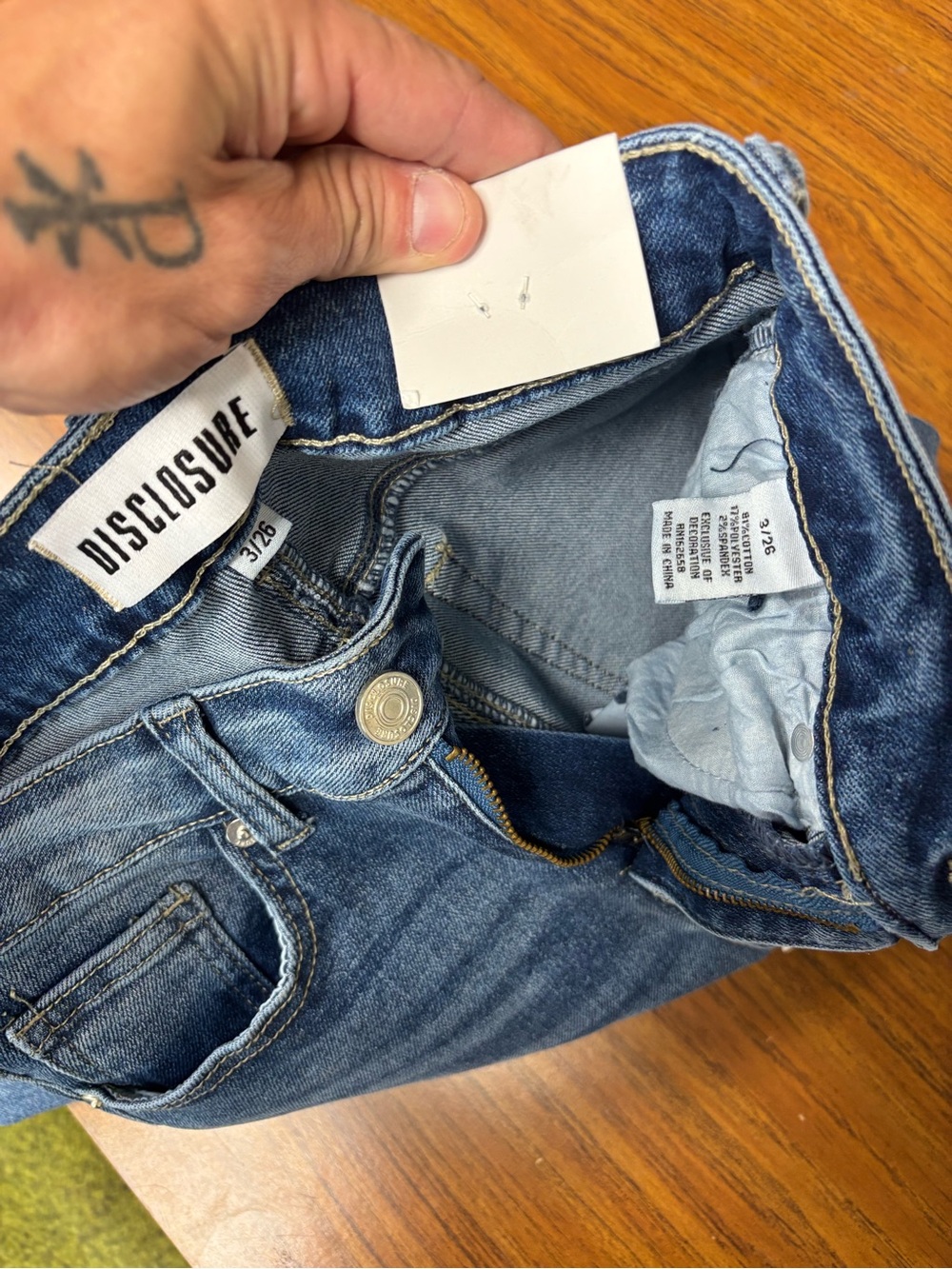NWT - Disclosure Wmns Mid-Rise Slim Straight Jeans - Size 3/26 - Picture 4 of 7